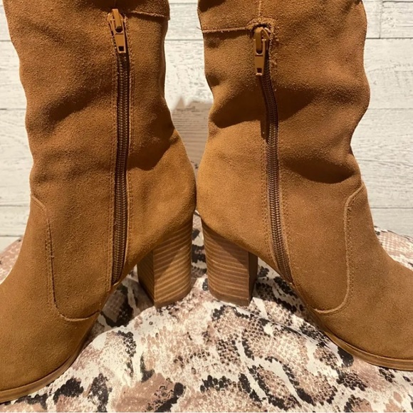 Like new! Beautiful Aldo Suede boots • Size 6 - Picture 4 of 9